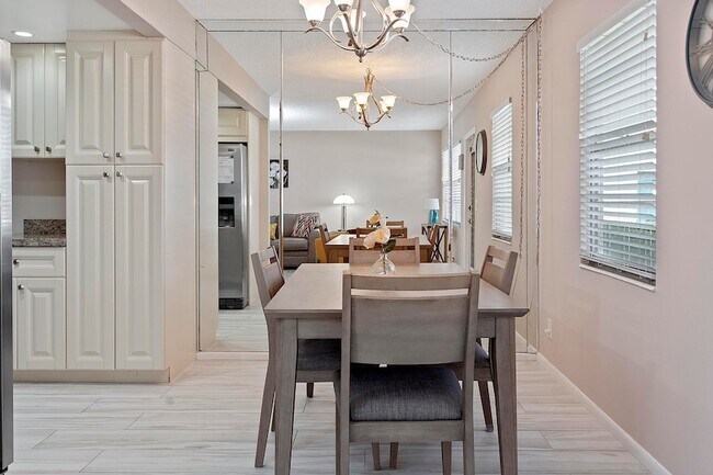 Building Photo - 1032 Lincoln B