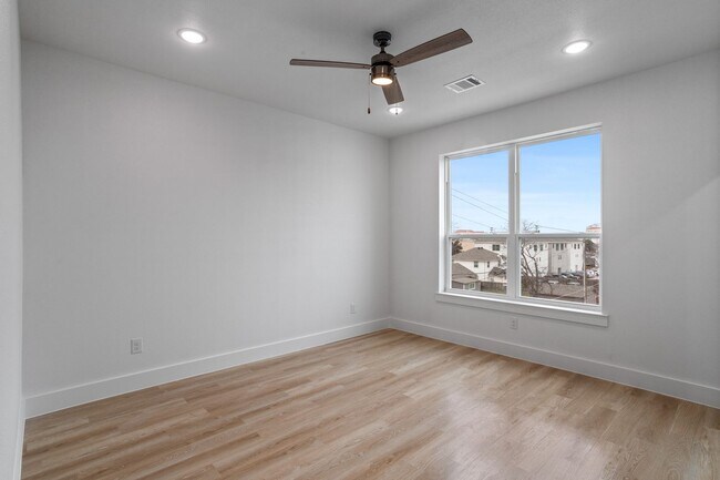 Building Photo - 2400 Benbrook Dr