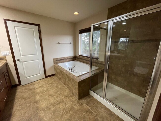 Building Photo - Gorgeous, Spacious Home Close to Everything!