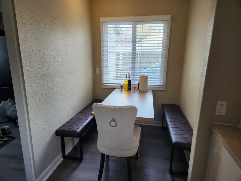 Dining Area - 811 N Junett St