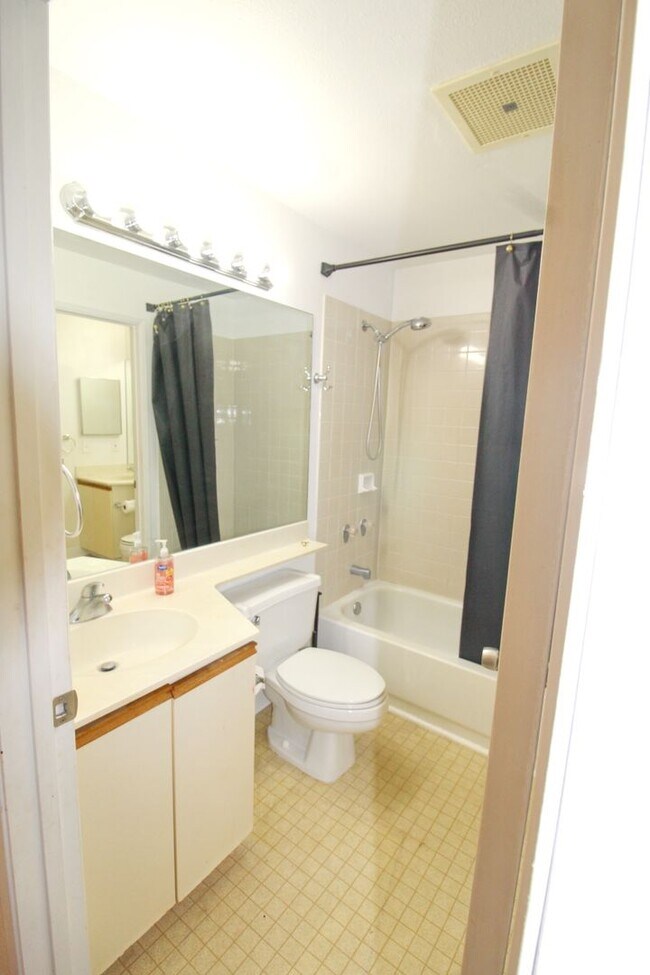 Building Photo - Unfurnished 2 bed/ 1.5 bath Kihei Villages