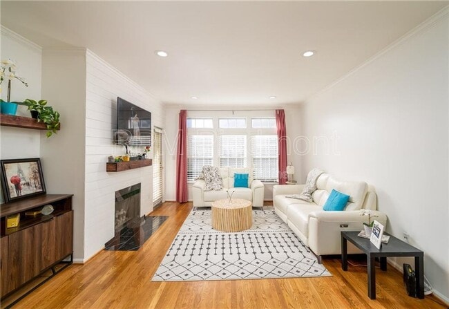 Primary Photo - 220 Renaissance Pkwy NE