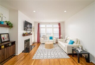 Building Photo - 220 Renaissance Pkwy NE