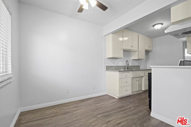 Building Photo - 115 N Oak St