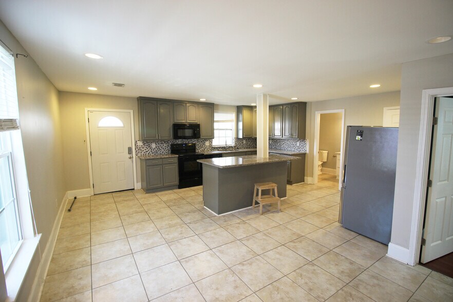 Building Photo - 3033 Toledano St