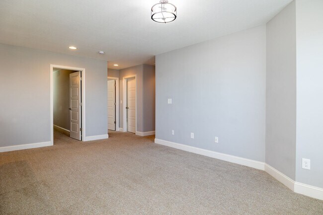 Building Photo - Maryville 37801 - 4 bedroom, 2.5 bath home...