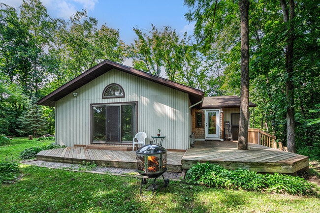 Building Photo - 423 Tamarack Dr