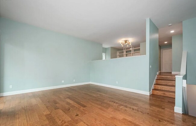 Building Photo - This Lovely 3 Bedroom 2.5 Bath End Unit Co...