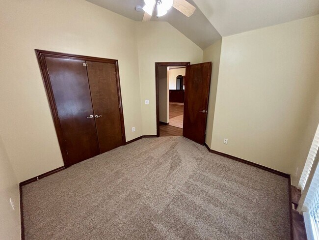 Building Photo - Charming 4 Bed 2 Bath in Yukon
