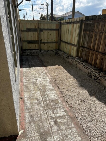 Private Patio - 631 S J St