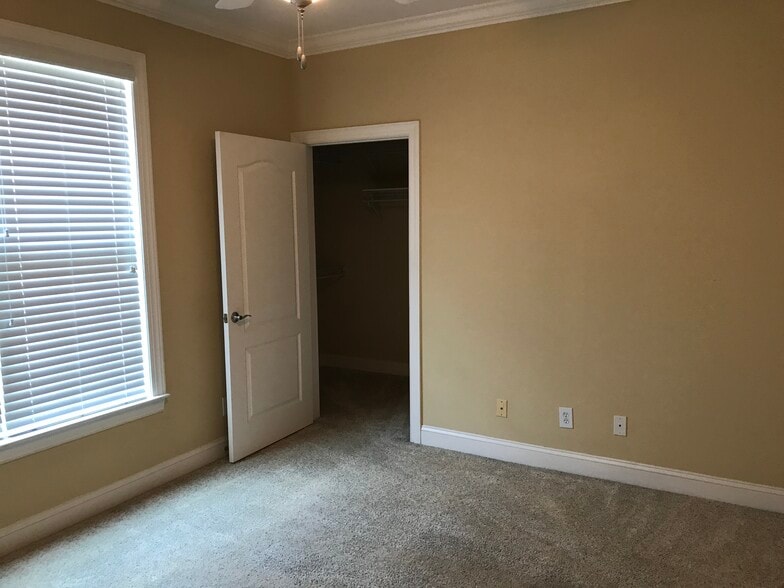 second bedroom looking into closet - 1931 Dante Ln