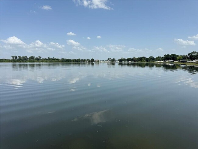 Building Photo - 912 Lake Jessie Dr