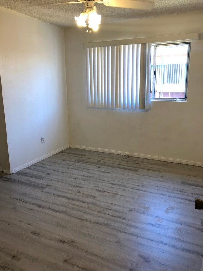 Building Photo - 5 bed 3 bath w/ POOL and Large rooms