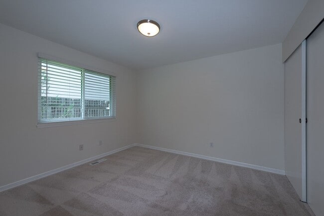 Building Photo - Peaceful neighborhood setting within walki...