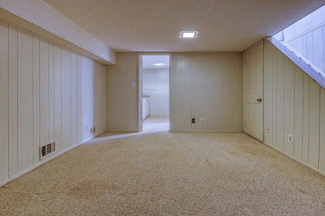Building Photo - Discover Exceptional Townhouse Living!