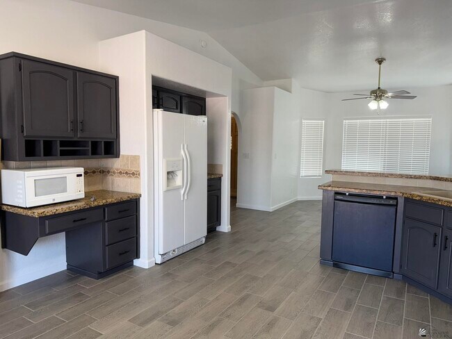 Building Photo - 10636 S Del Vista Dr