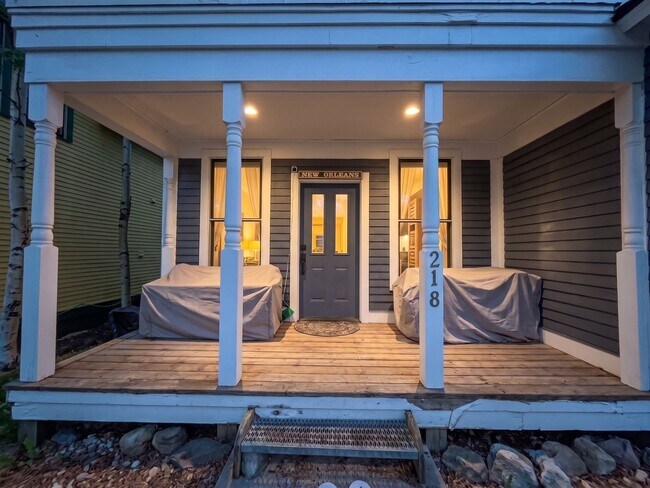 Building Photo - Furnished! In town! Walk to everything! Recently updated!