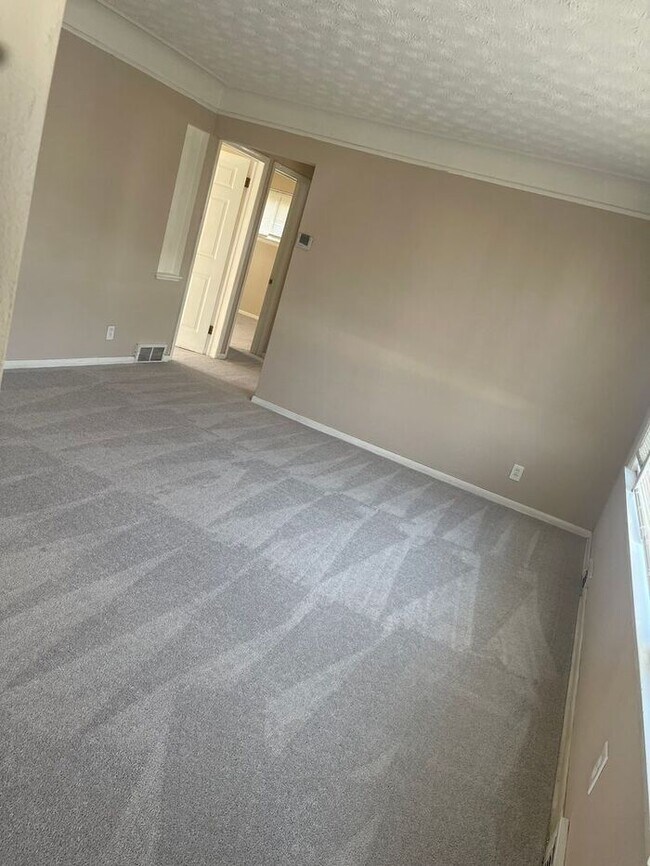 Building Photo - Charming ranch in wonderful neighborhood