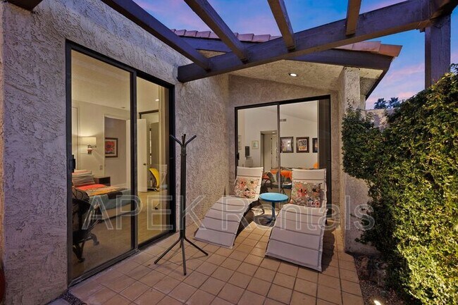 Building Photo - 1317 E Amado Rd