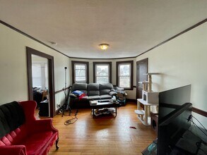 Building Photo - 9/1 No Fee! Spacious 3BR near Brighton Center with parking!