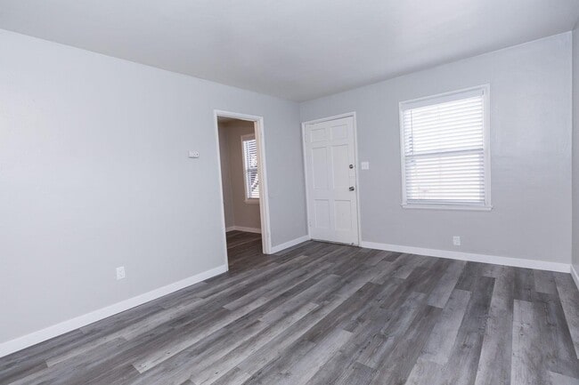 Interior Photo - 1094 Cherry Ave