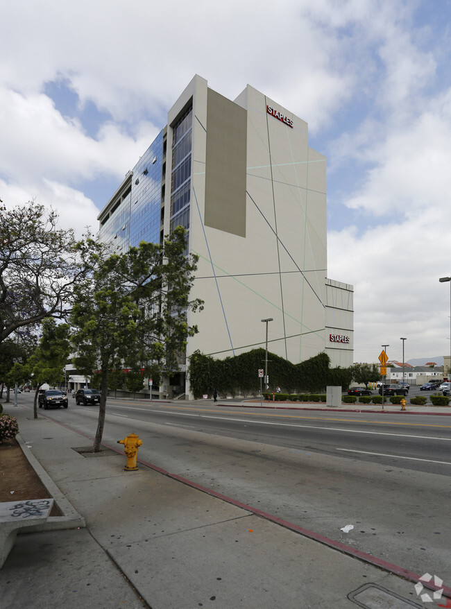 Building Photo - The Summit on Sixth