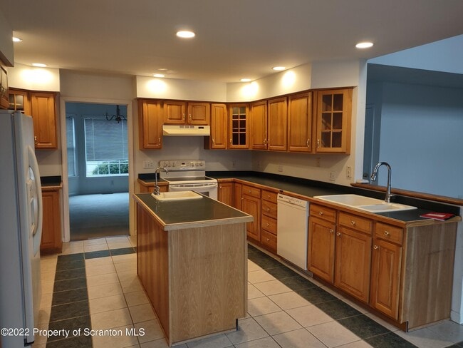 Building Photo - 1014 Fairfield Cir