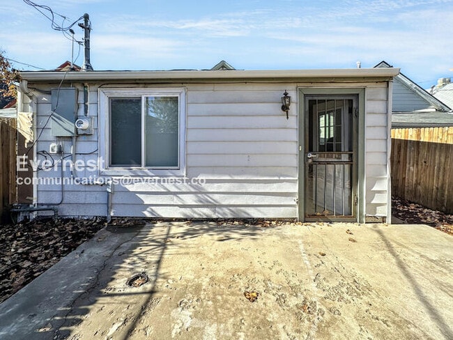 Building Photo - 1336 Kalamath St