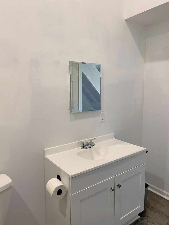 Building Photo - 2 Bed 1 Bath with Attached Garage