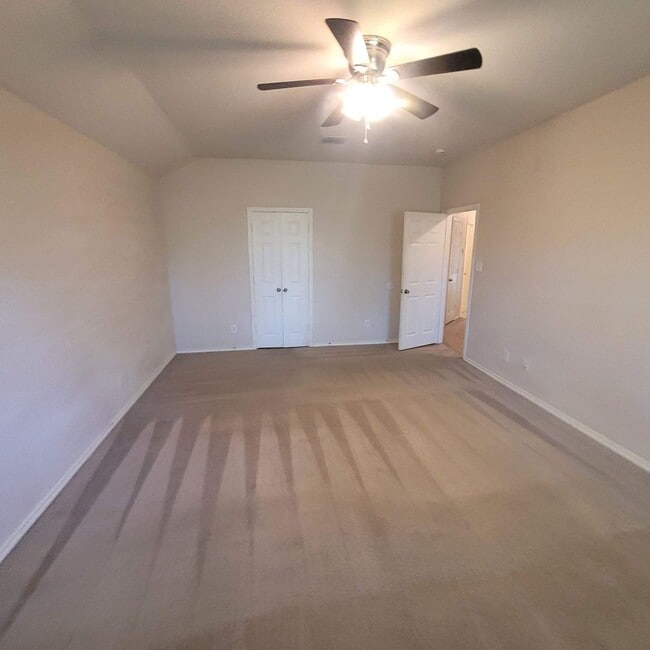 Building Photo - Clean North East Home - O'Conner & IH35
