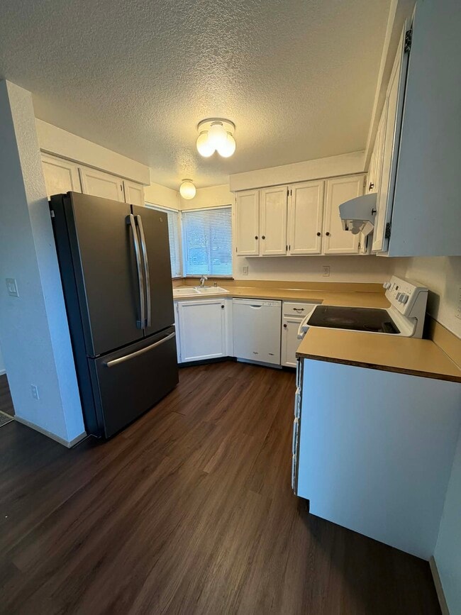 Building Photo - 725 Edelweiss Ln SE