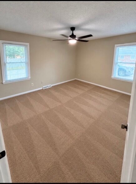 Building Photo - 906 Midwood Dr