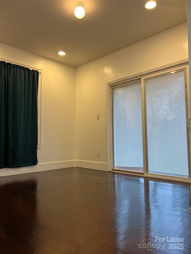 Building Photo - 424 Woodvale Pl
