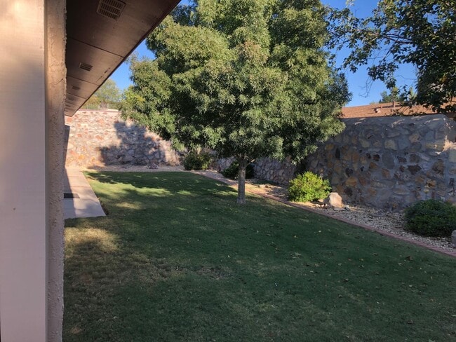 Building Photo - 230 Stern Dr