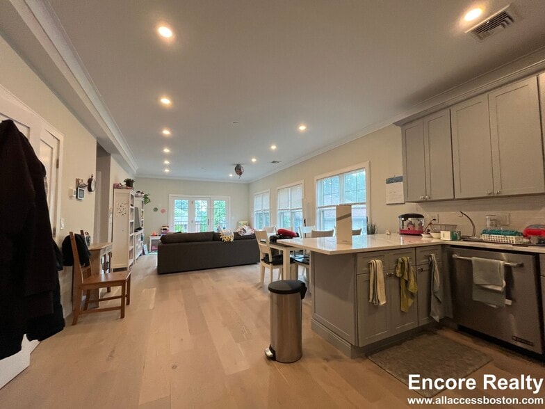 Building Photo - 32 Cummins Hwy