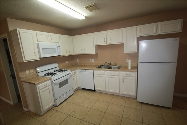 Building Photo - 6418 Mountain Pines Ln