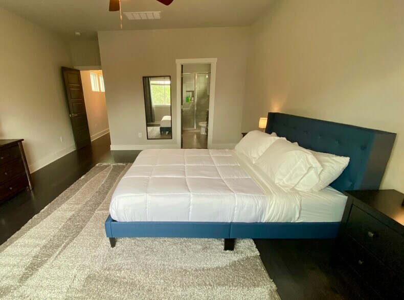 Building Photo - 509 Elmhurst Ave