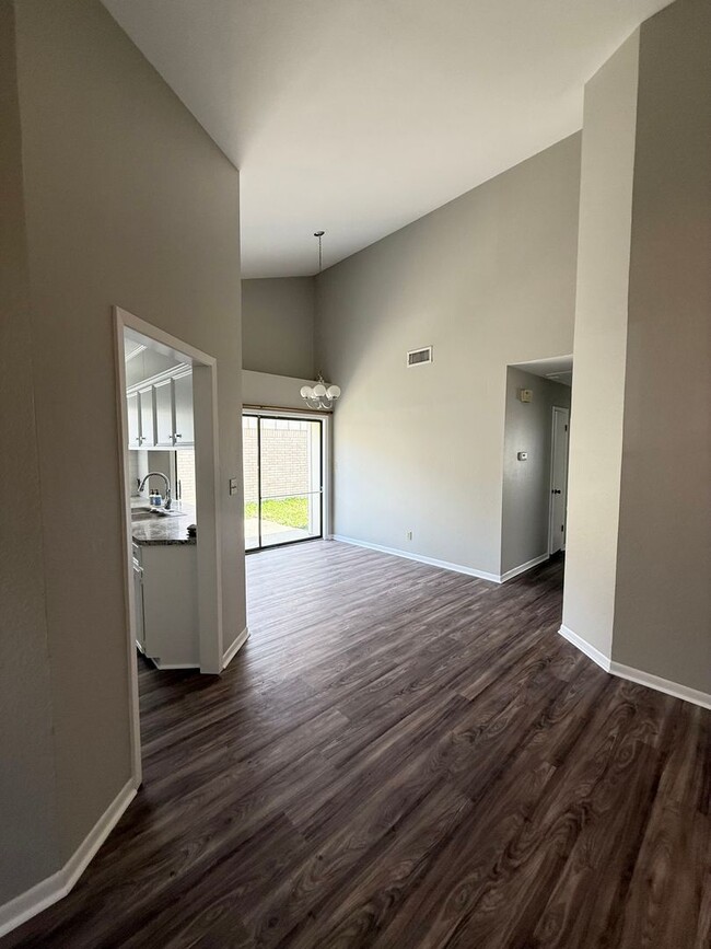 Building Photo - Move in ready 3/2 in Tangerine! Great scho...