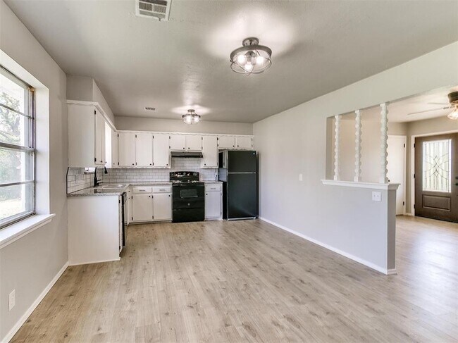 Building Photo - 502 N Oak St