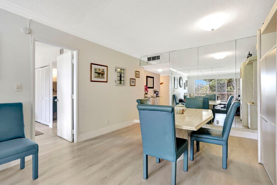 Building Photo - 2851 S Palm Aire Dr