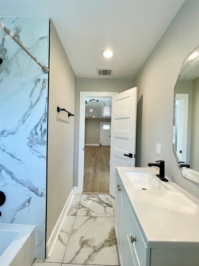 Building Photo - 4504 Kingsbury St