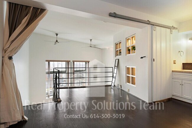 Building Photo - Downtown Condo!