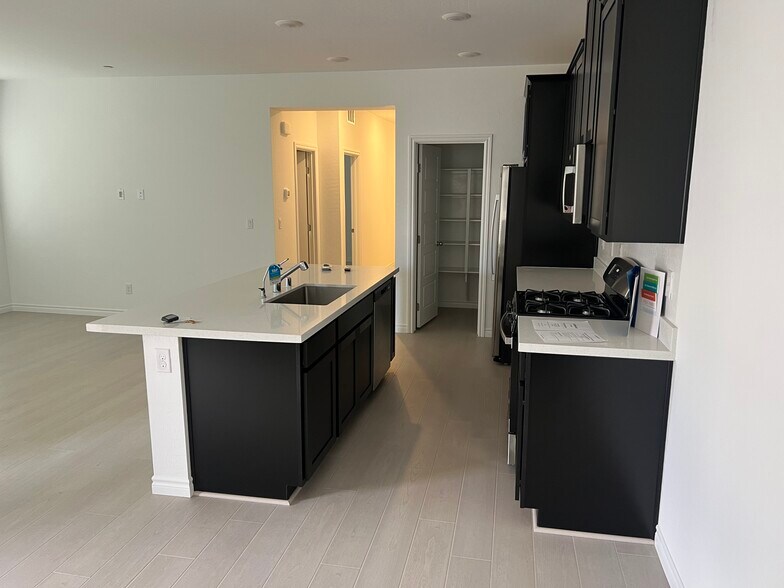 Building Photo - 600 N Carriage Hill Dr