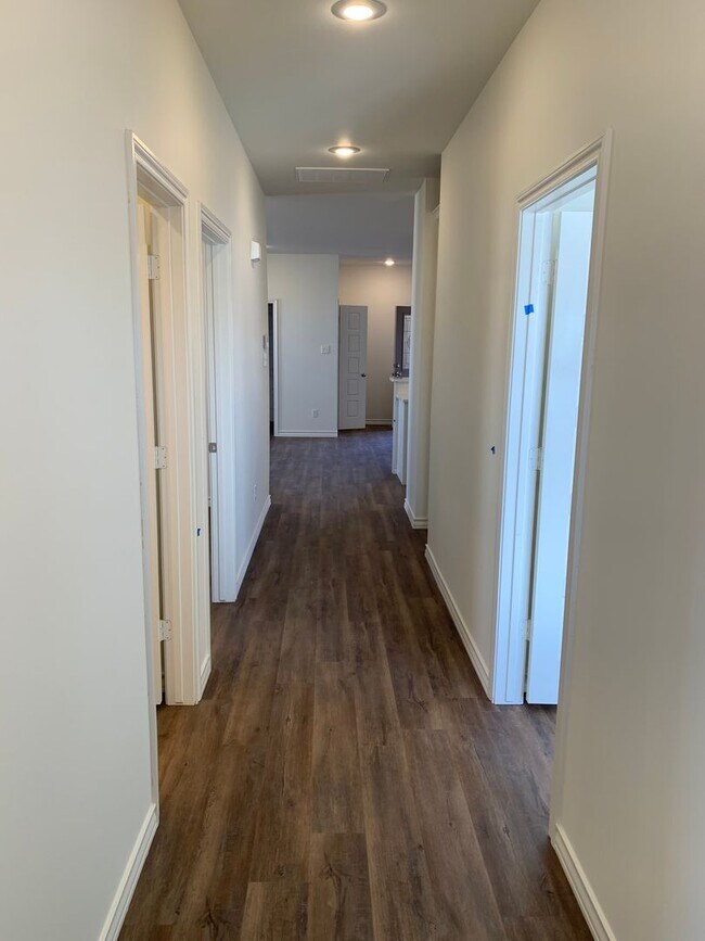 Building Photo - Beautiful brand new!! All the bells and whistles .