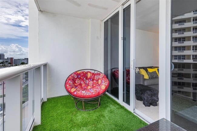 Building Photo - 3140 S Ocean Dr