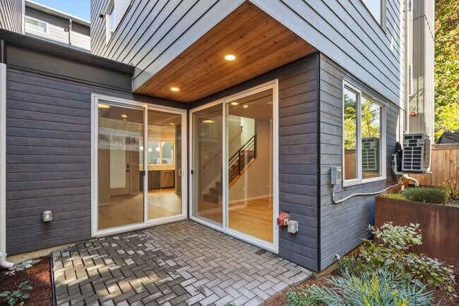 Building Photo - Stunning Othello Park Designer Townhome wi...