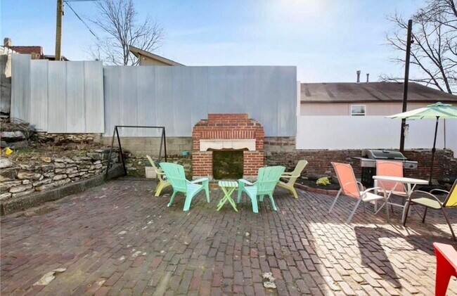 Building Photo - 1033 E 5th St