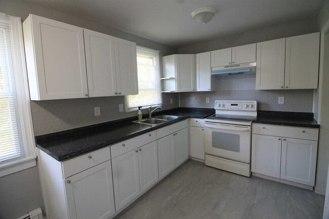 Building Photo - 13 Spackenkill Rd