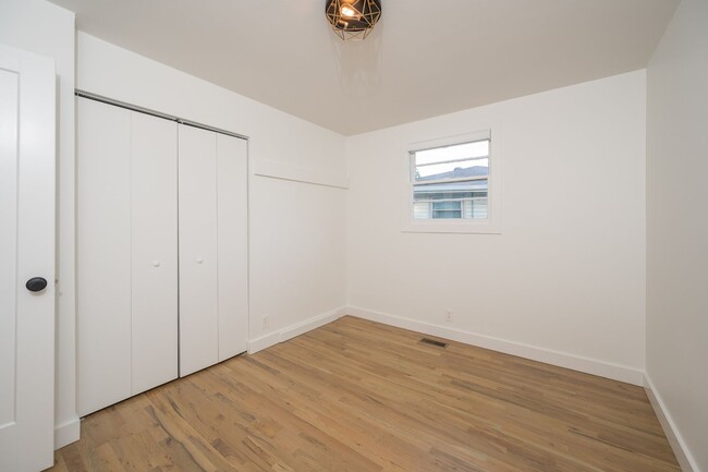 Building Photo - **ABSOLUTELY STUNNING TOP-TO-BOTTOM RENOVA...