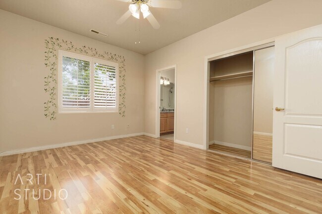 Building Photo - Stunning 3-Bedroom Home with Private Backy...